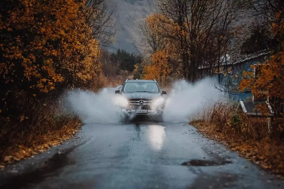 Kako postupiti ako nam automobil “zapliva” na kiši?